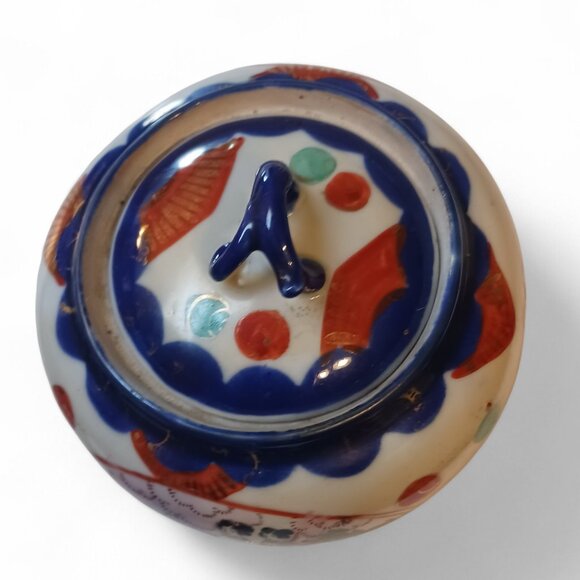 Vintage Japanese Kutani Lidded Jar – Hand Painted, Gilded, 3-Footed c.1920s–40s - Picture 8 of 16